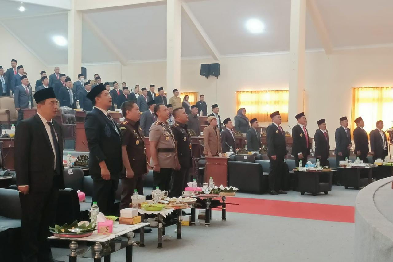 "Istimewa" Agenda Mendengarkan Pidato Kenegaraan Presiden RI Secara Virtual Dalam Ruang Rapat Paripurna DPRD Sampang