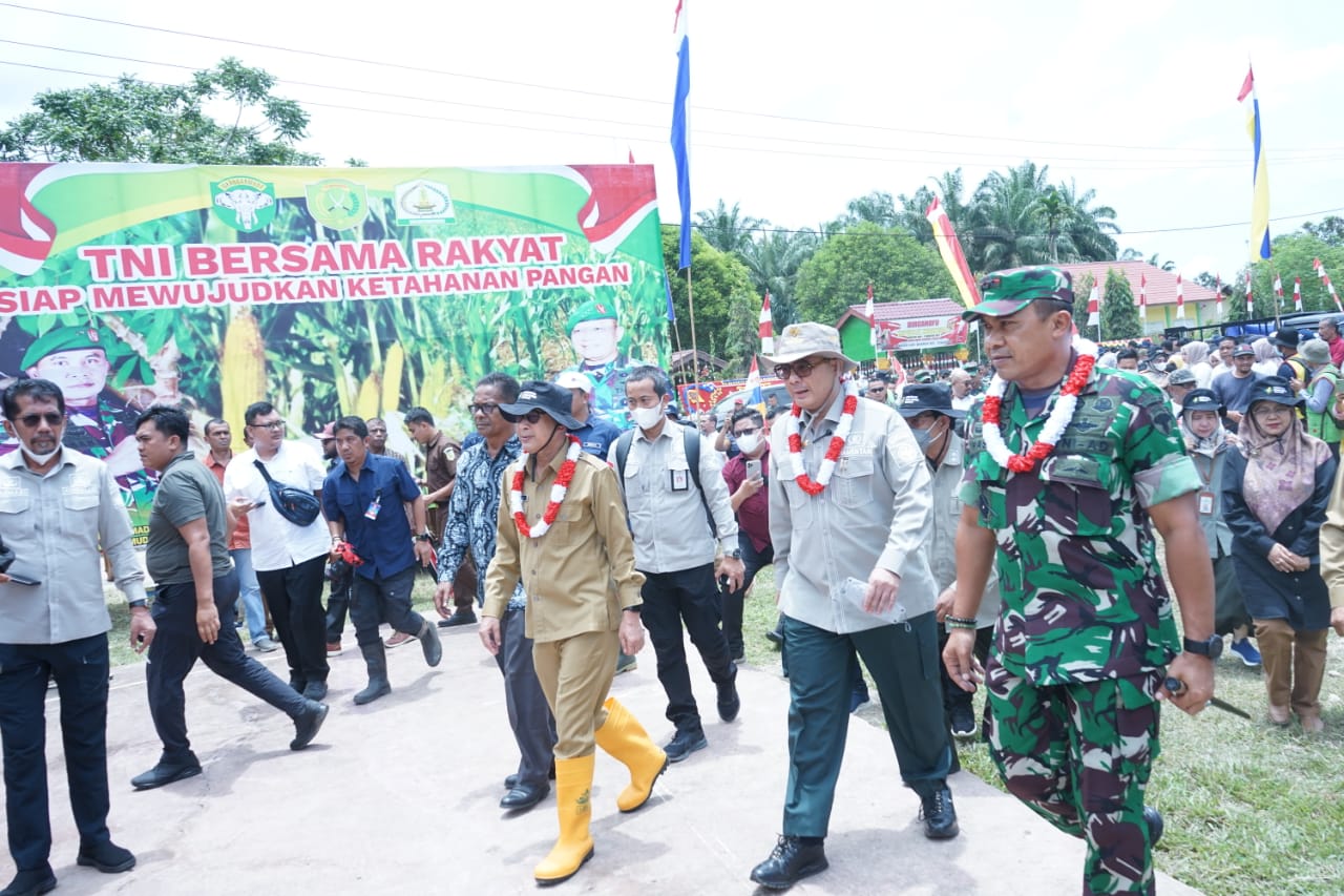 Kunjungan Kerja Wakil Menteri Pertanian Republik Indonesia Dan Mayor Jenderal Tni Dalam Rangka Penanaman Perdana Jagung