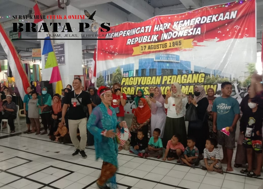 Fashiok week pasar madiun dalam rangka memeriahkan HUT Republik Indonesia Ke-77, Dan juga untuk memperkenalkan barang dagangan masing masing kontestan