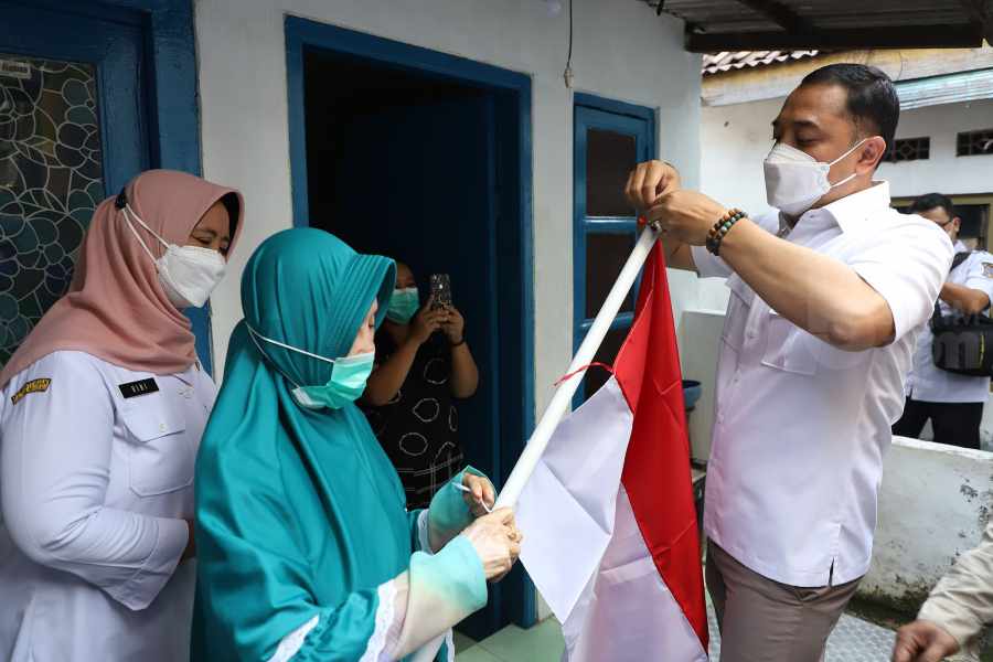 Wali Kota Eri Blusukan ke Tambaksari Surabaya Bagikan Bendera Merah Putih