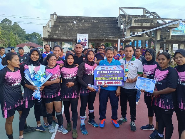 Penyerahan hadiah oleh Ketua DPC Demokrat Kabupaten Buru kepada tim voli putri Simpang Lima sebagai juara I.