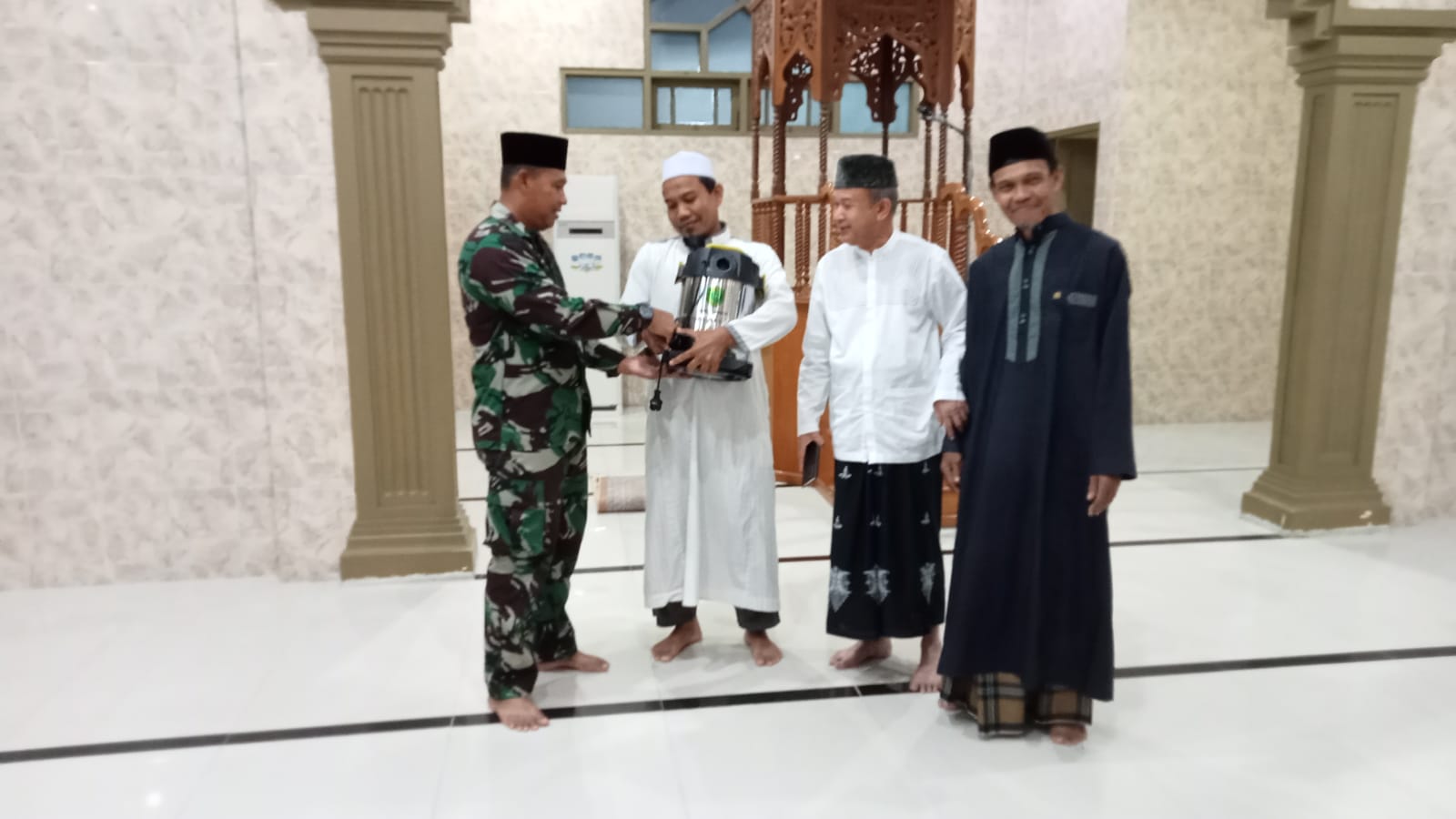Kodim 0117/Aceh Tamiang Salurkan Bantuan Vacum Cleaner Dari Danrem 011/Lilawangsa
