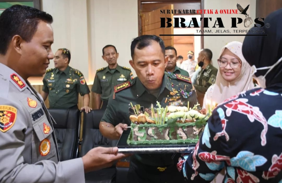 Kejutan Ulang Tahun Ke 50 Untuk Danrem 081/DSJ Kolonel Inf Deni Rejeki