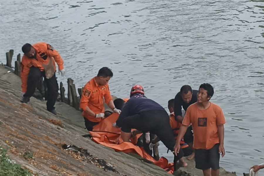 Asyik Ngopi di Pintu Air Jagir Surabaya, Warga Panik Temukan Mayat di Pinggir Sungai