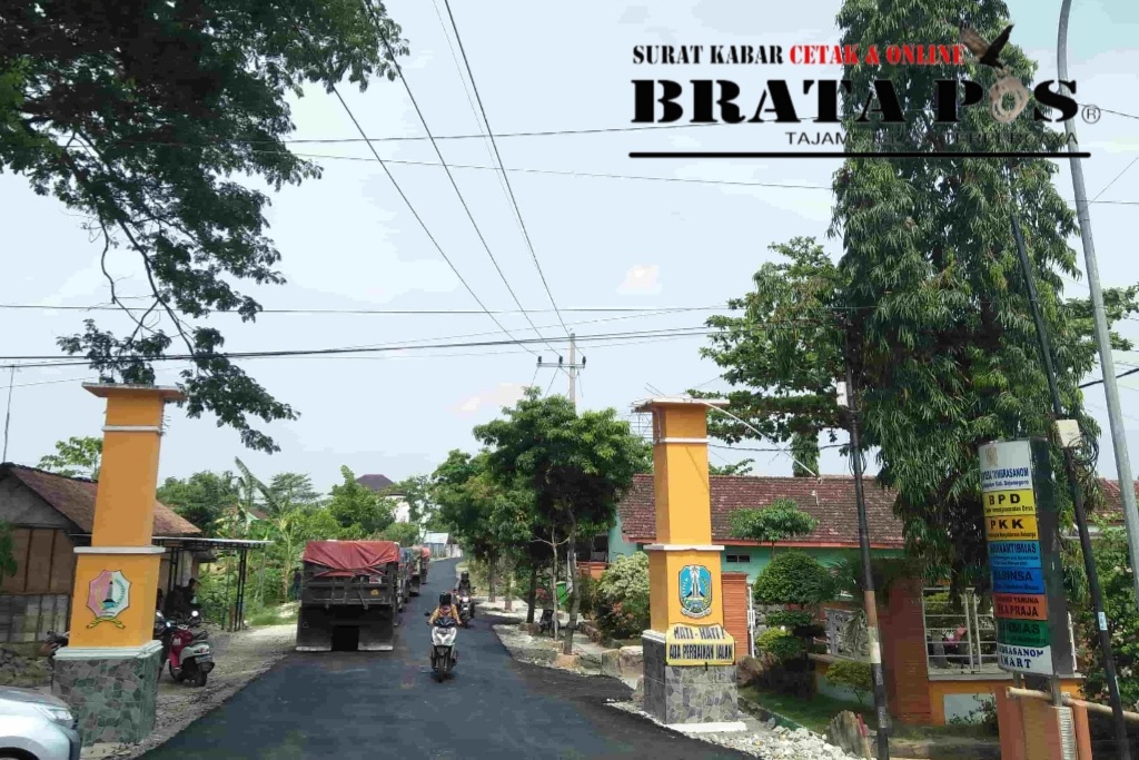 Jalan Poros Desa Tumbrasanom - Kedungadem, Diperbaiki Dengan Aspal Hotmix Untuk Tingkatkan Kesejahteraan Warga